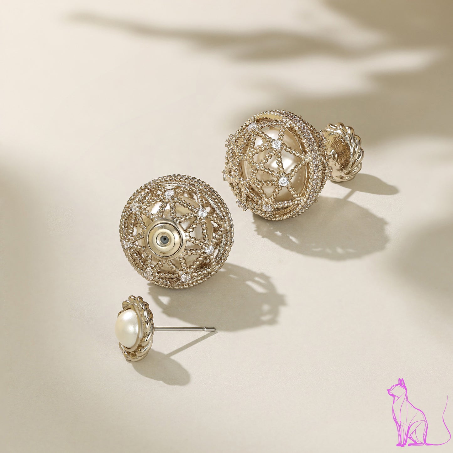 French designers wear temperament earrings before and after hollowing out zircon, which is light and luxurious, with a high sense of hollowing out round retro earrings.