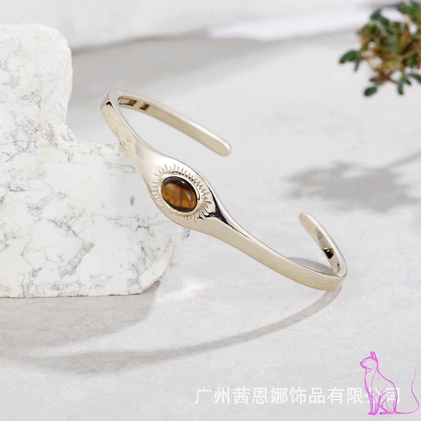 Portuguese designer Tiger Eye Stone texture retro bracelet light luxury high sense exquisite metal niche design jewelry.