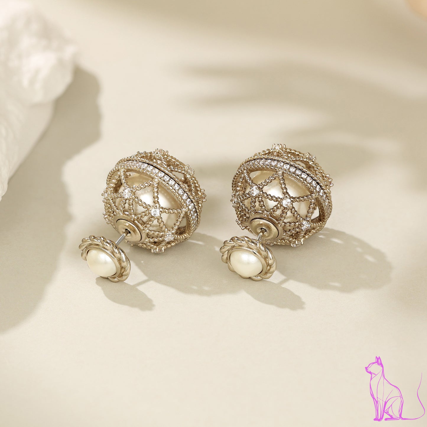 French designers wear temperament earrings before and after hollowing out zircon, which is light and luxurious, with a high sense of hollowing out round retro earrings.