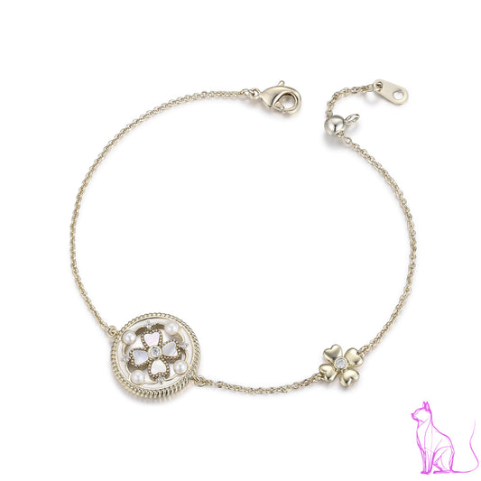 The new four-leaf clover flower shell has a sense of luxury, a sense of luxury, a sense of design, a temperament, and a delicate light luxury fashion bracelet for women