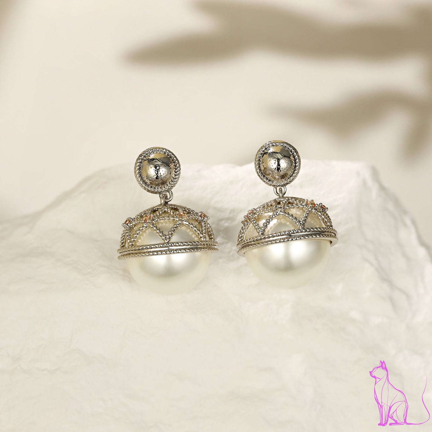 German designer's original retro small fragrant style earrings with unique design, exquisite and high-end sense, fashionable temperament, and earrings for women